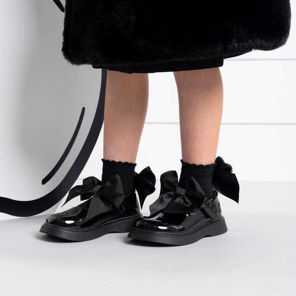 A Dee-Girls Black Faux Patent Leather Shoes with Grosgrain Bows | Childrensalon