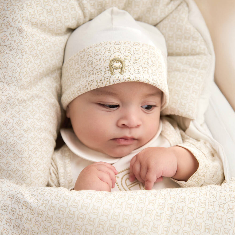 AIGNER-بيبي نيست قطن لون عاجي مع تطريز شعار ذهبي (72 سم) | Childrensalon