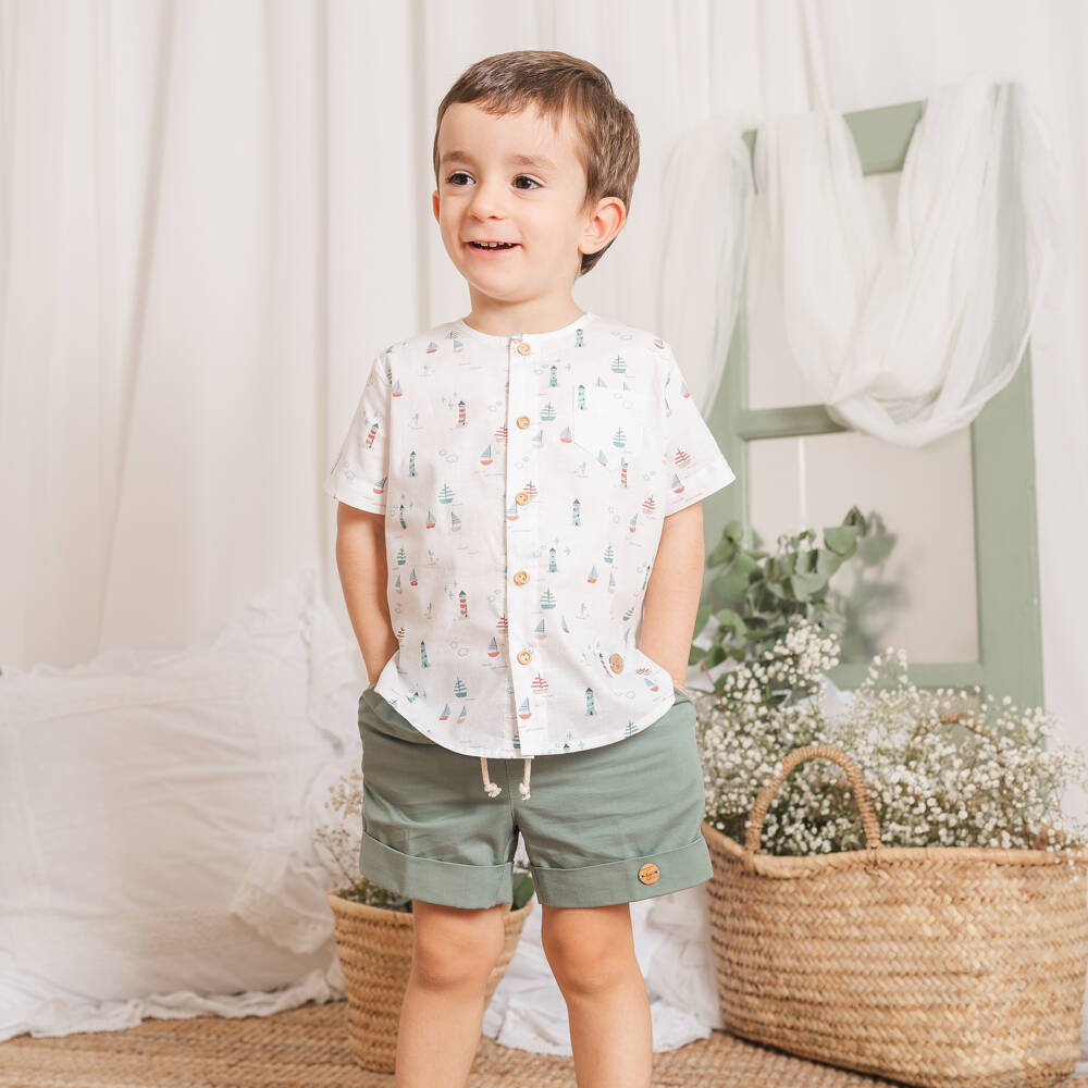 Artesanía Granlei-Boys Sage Green Cotton Shorts Set with Sail Boat Print | Childrensalon