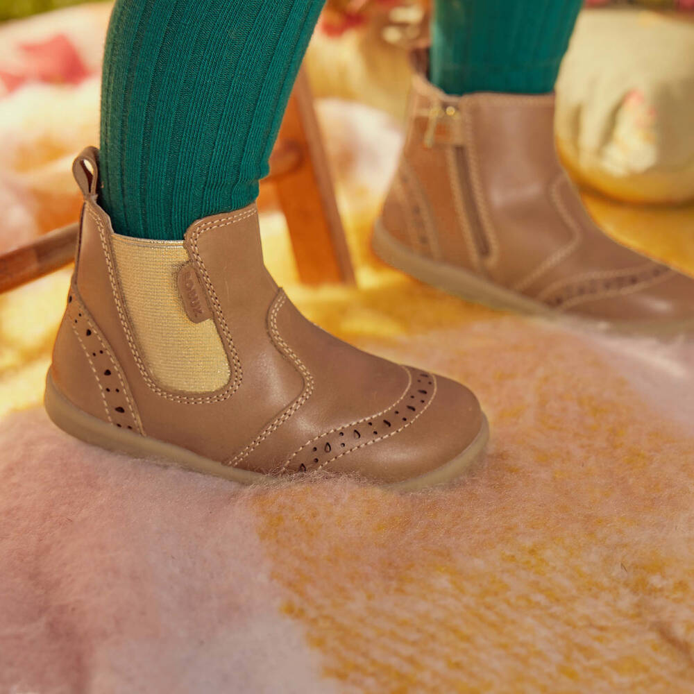 Bobux ЯИду-Ботинки Челси карамельно-коричневые кожаные для девочек | Childrensalon