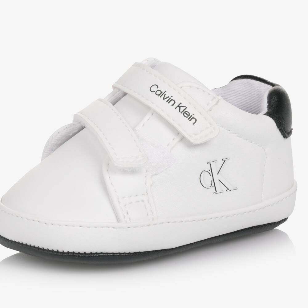 Calvin Klein-Кроссовки-пинетки бело-черные из искусственной кожи для малышей | Childrensalon