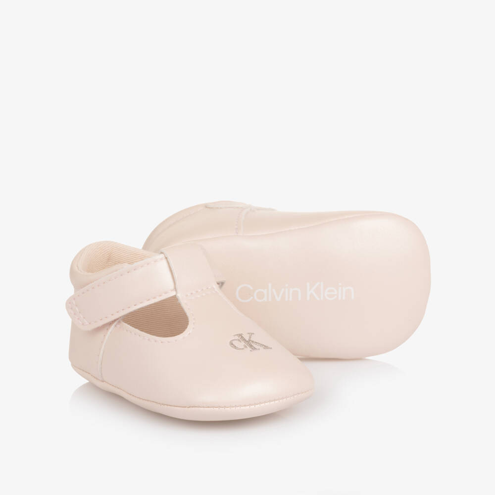 Calvin Klein-حذاء لمرحلة قبل المشي لون زهري لؤلؤي للبنات | Childrensalon