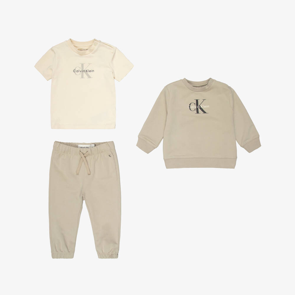 Calvin Klein-طقم بدلة رياضية وتيشيرت قطن بشعار مونوغرام لون بيج | Childrensalon