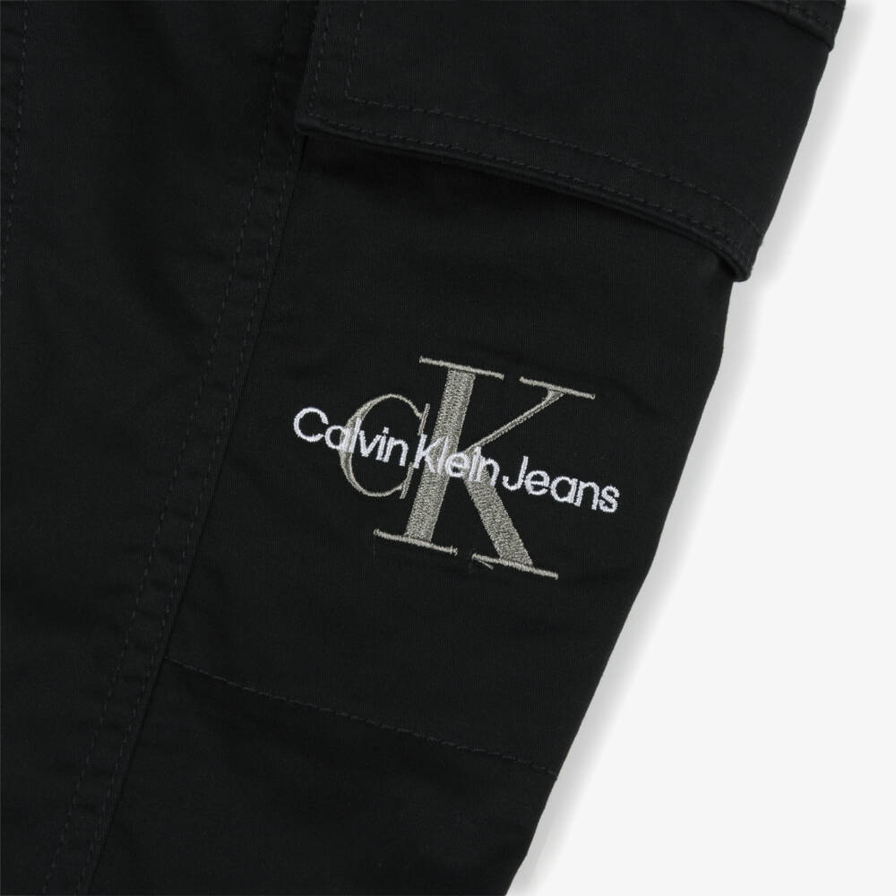 Calvin Klein-بنطلون كارغو قطن لون أسود للأولاد | Childrensalon