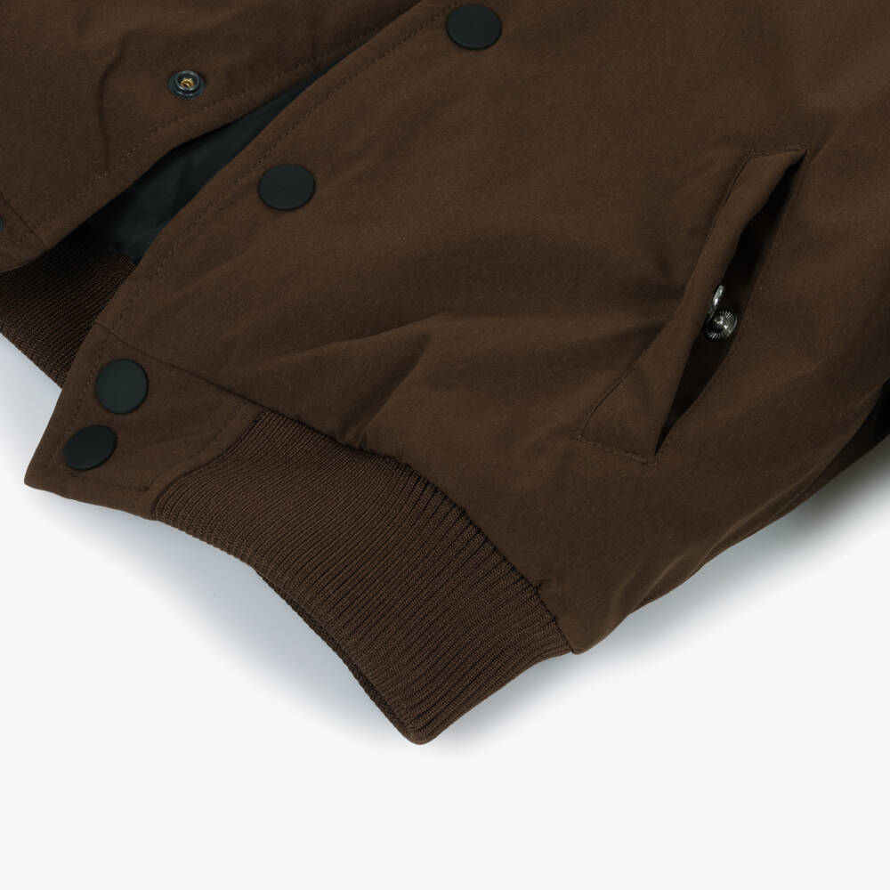 Calvin Klein-جاكيت بومبر بشعار مونوغرام لون بني للأولاد | Childrensalon