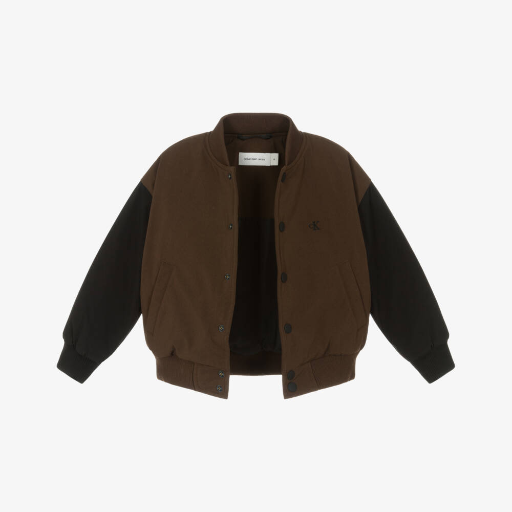 Calvin Klein-جاكيت بومبر بشعار مونوغرام لون بني للأولاد | Childrensalon