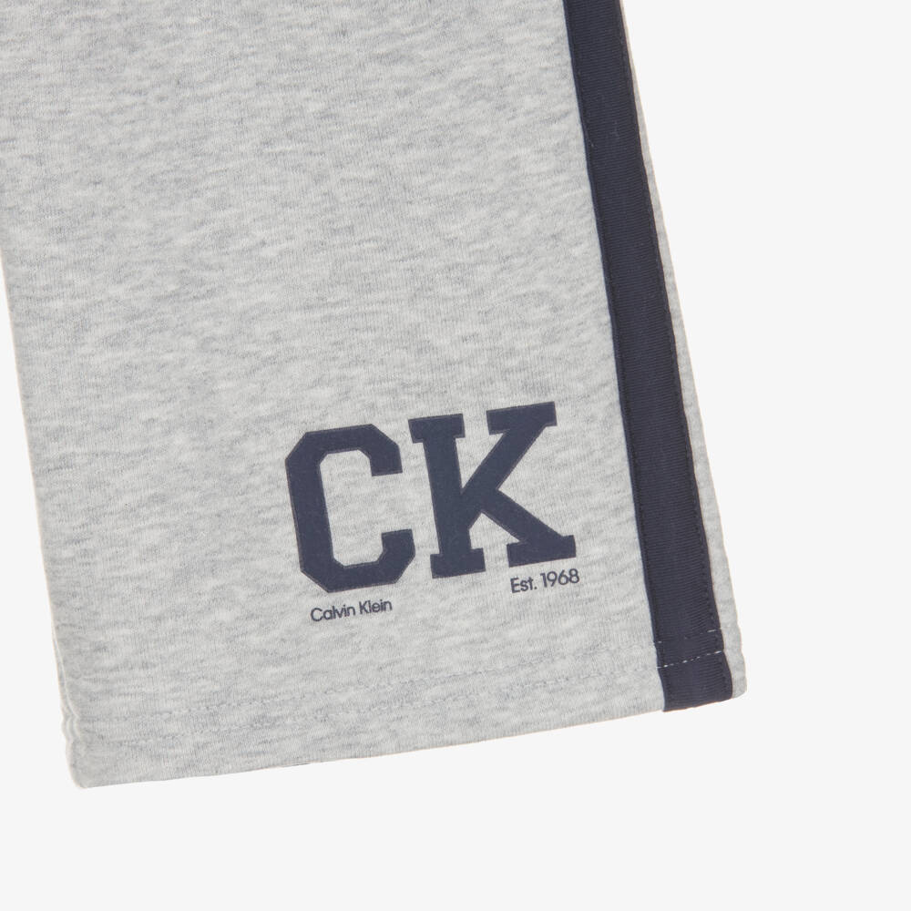 Calvin Klein-Шорты серые меланжевые из хлопкового трикотажа с логотипом для мальчиков | Childrensalon