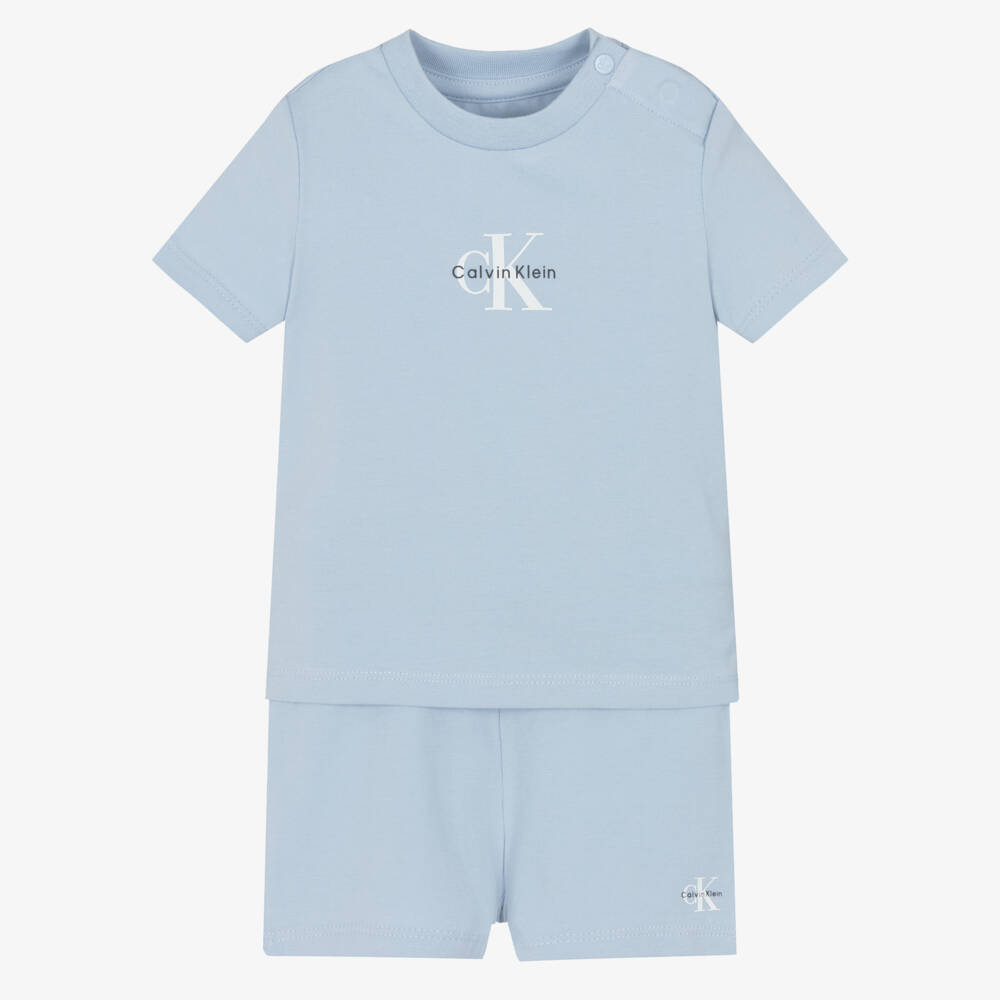 Calvin Klein-طقم شورت قطن بشعار مونوغرام لون أزرق فاتح للأولاد | Childrensalon