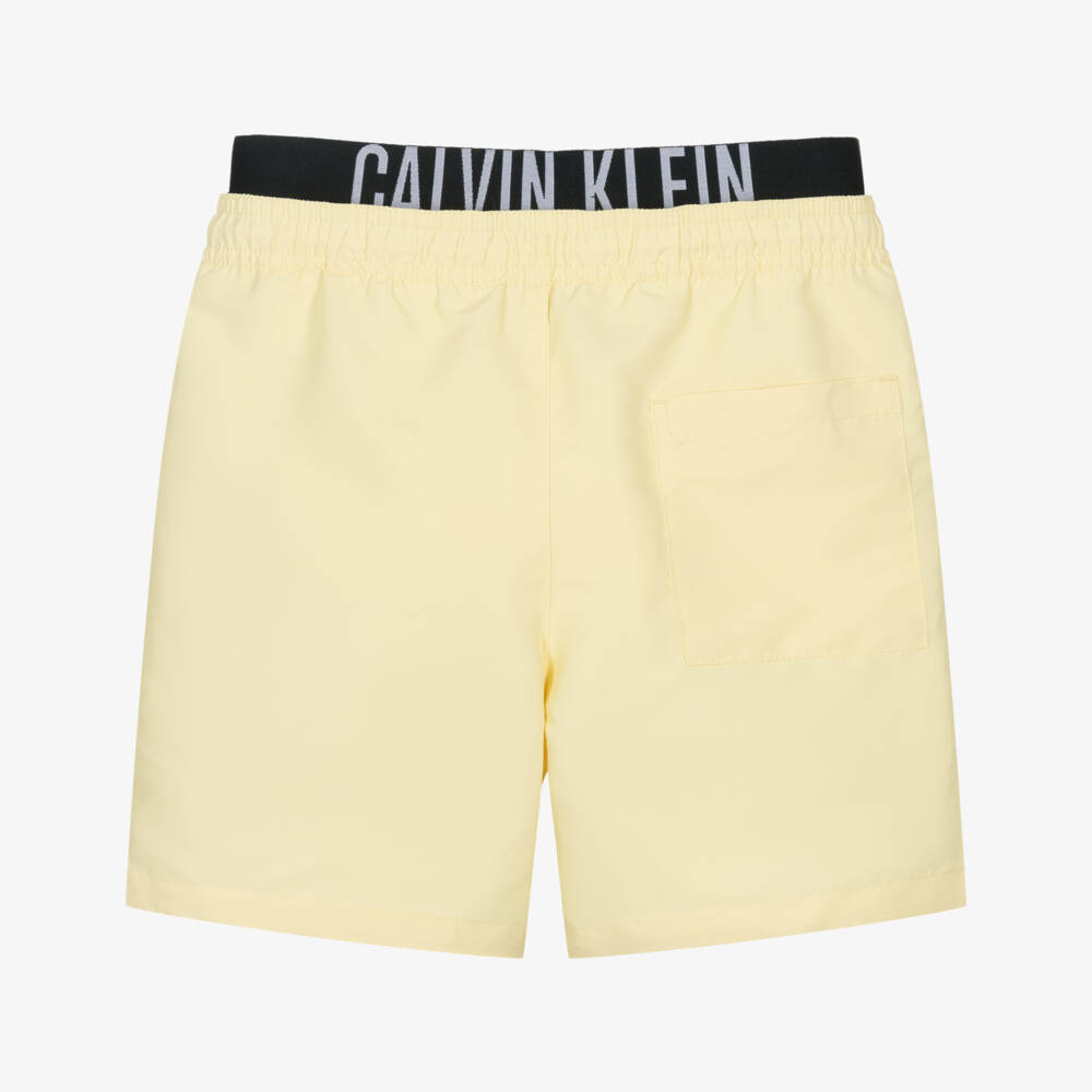 Calvin Klein-شورت سباحة مزدوج الخصر لون أصفر للأولاد | Childrensalon