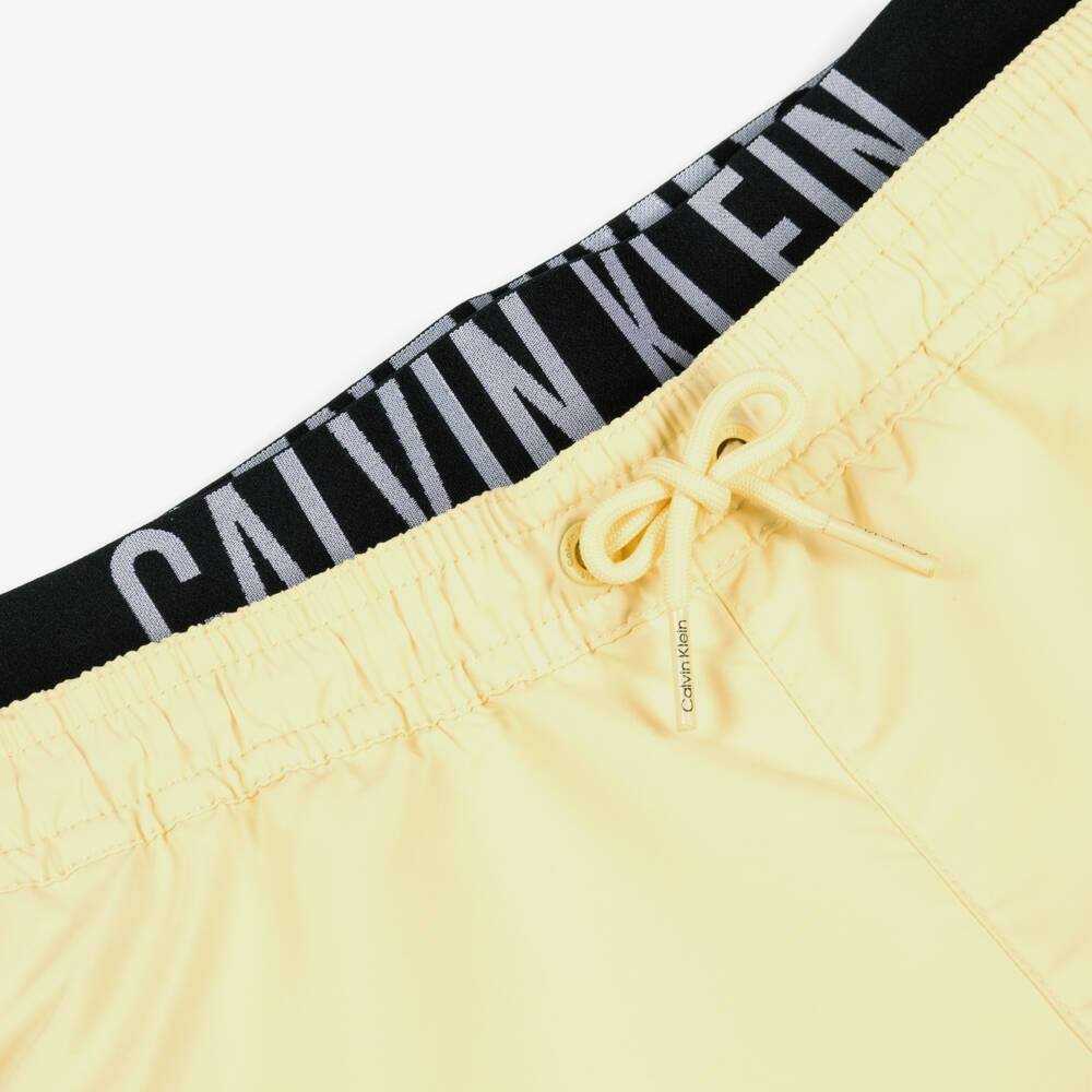Calvin Klein-شورت سباحة مزدوج الخصر لون أصفر للأولاد | Childrensalon