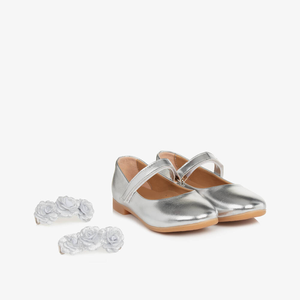 Caramelo Kids-حذاء ماري جين مزين بورود لون فضي  | Childrensalon