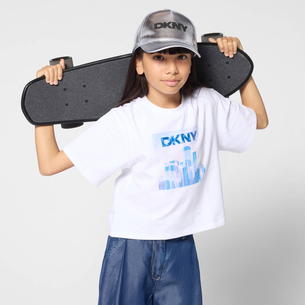 DKNY-Футболка белая из хлопкового трикотажа с синим горизонтом для девочек | Childrensalon