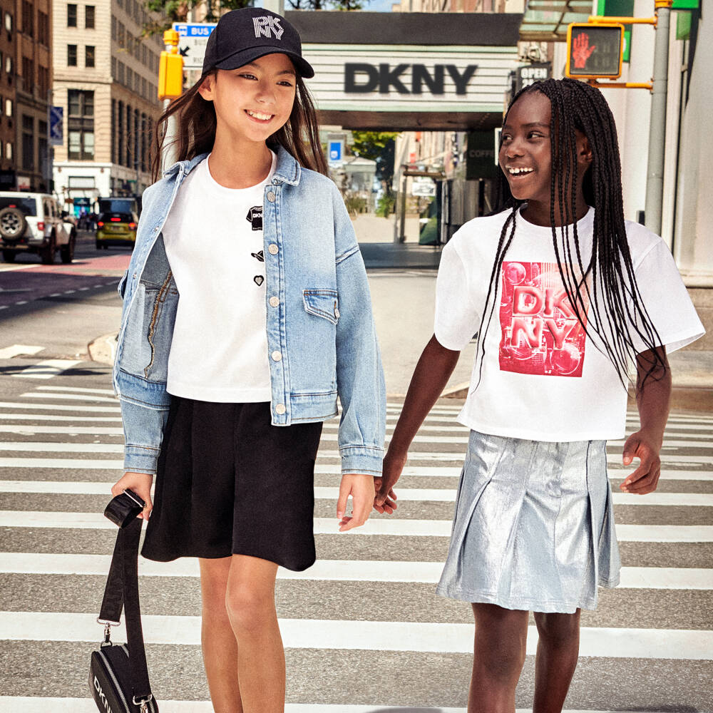 DKNY-Футболка белая из хлопка с логотипами для девочек | Childrensalon