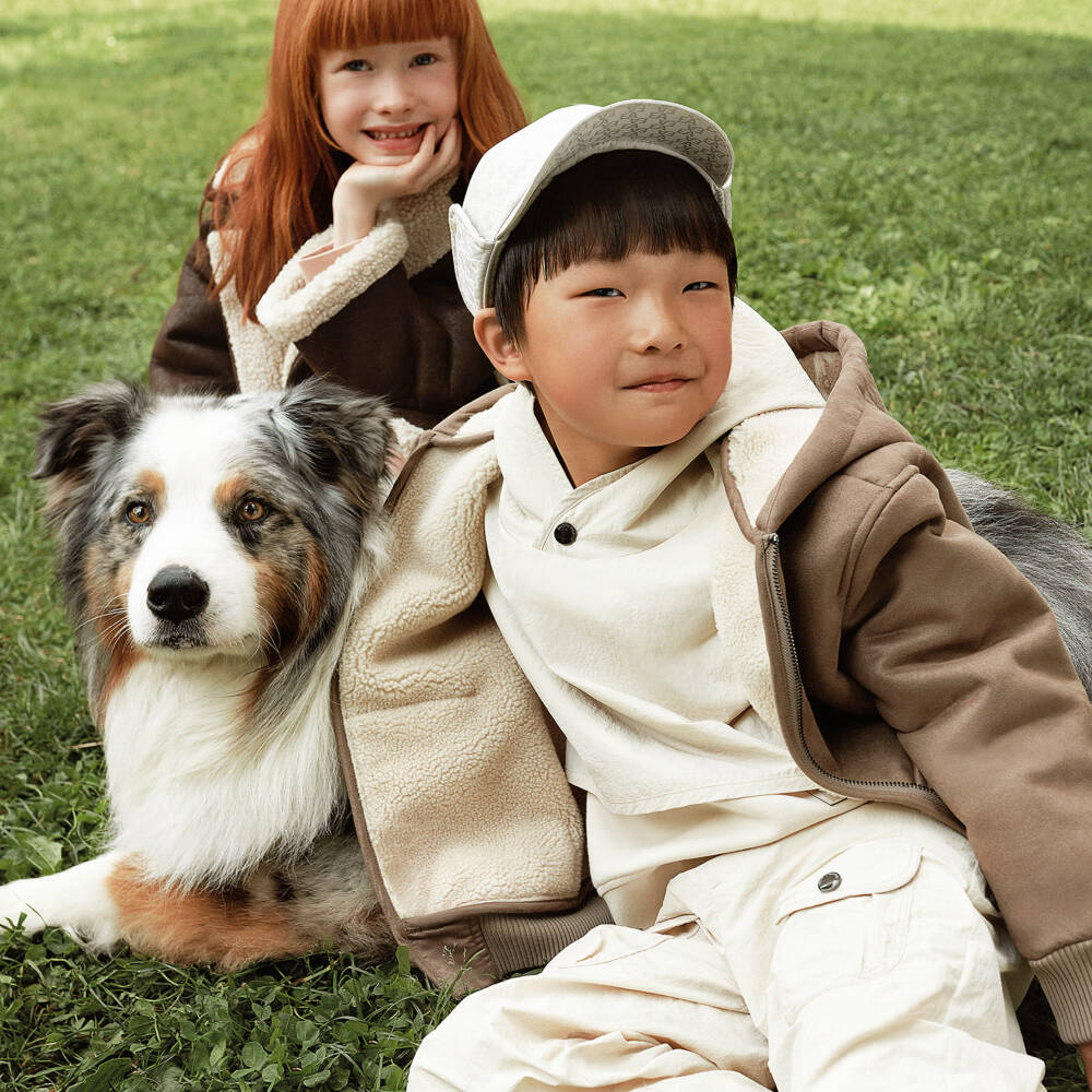 Emporio Armani-Куртка с капюшоном бежевая из искусственной замши для мальчиков | Childrensalon