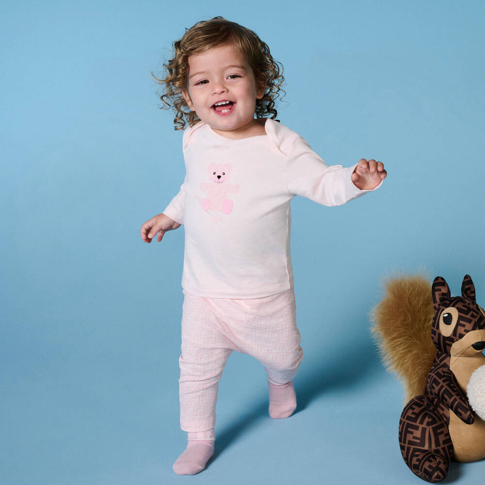 Fendi-طقم بنطلون بشعار FF ودب تيدي قطن لون زهري للمولودات | Childrensalon