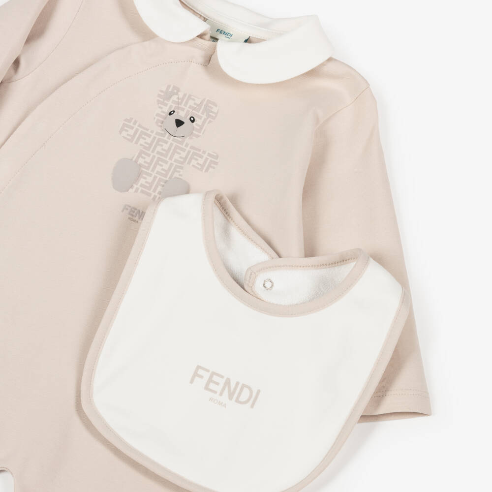 Fendi-طقم هدية أفرول قطن بشعارFF ودب لون بيج | Childrensalon