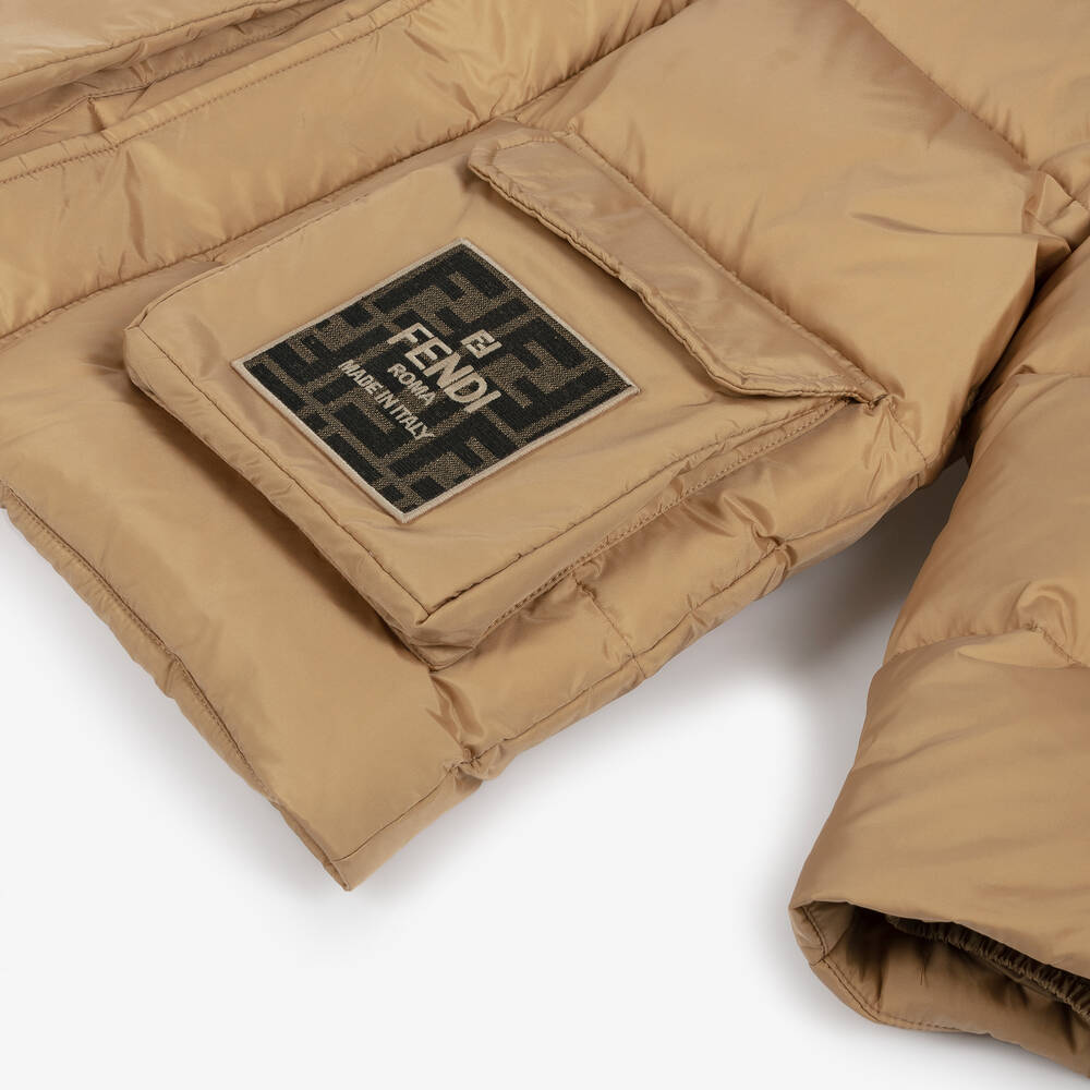 Fendi-جاكيت بافر بشعار الماركة FF لون بيج | Childrensalon