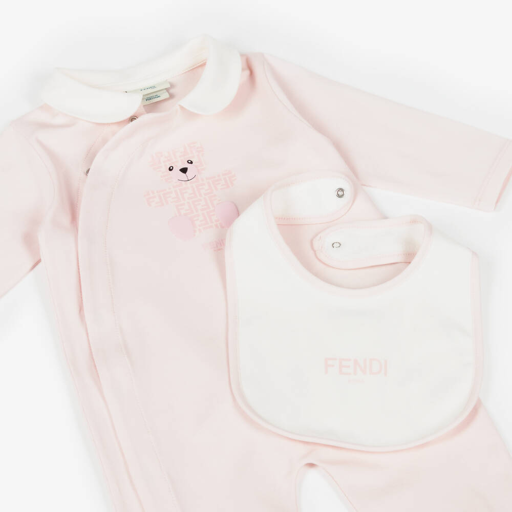 Fendi-طقم أفارول بطبعة دب فندي قطن لون زهري للبنات الرضع | Childrensalon
