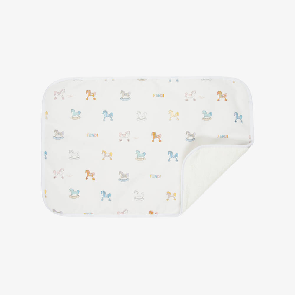 Fendi-حقيبة تغيير الحفاضات بنقشة حصان هزاز لون عاجي للرضع (40 سم) | Childrensalon