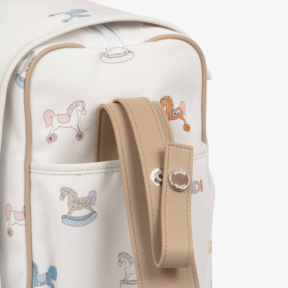 Fendi-حقيبة تغيير الحفاضات بنقشة حصان هزاز لون عاجي للرضع (40 سم) | Childrensalon