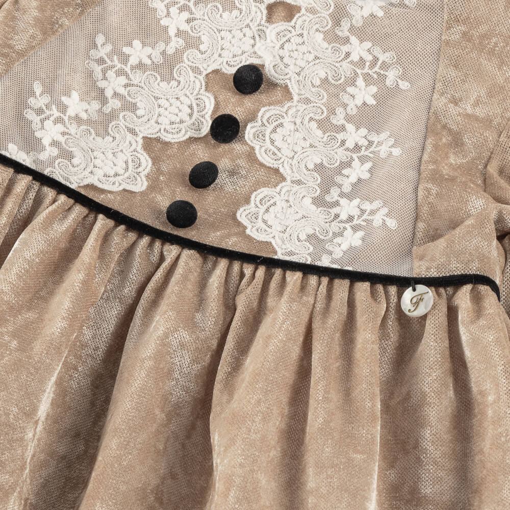 Foque-فستان قطيفة مزين بتطريزات تول لون بيج للبنات | Childrensalon