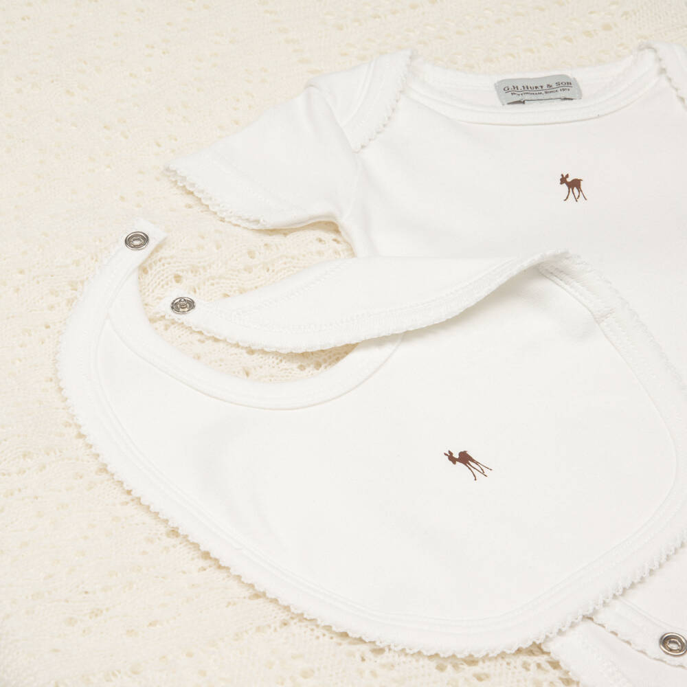 G.H.Hurt & Son-Подарочный комплект бело-кремовый с комбинезоном, слюнчявчиком и шалью | Childrensalon