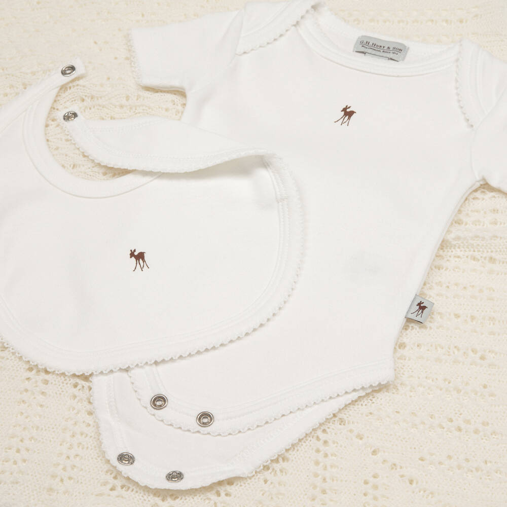 G.H.Hurt & Son-Подарочный комплект бело-кремовый с комбинезоном, слюнчявчиком и шалью | Childrensalon