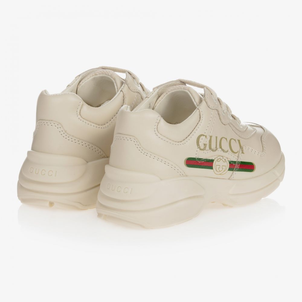 Gucci-ترينرز بأربطة جلد لون عاجي | Childrensalon