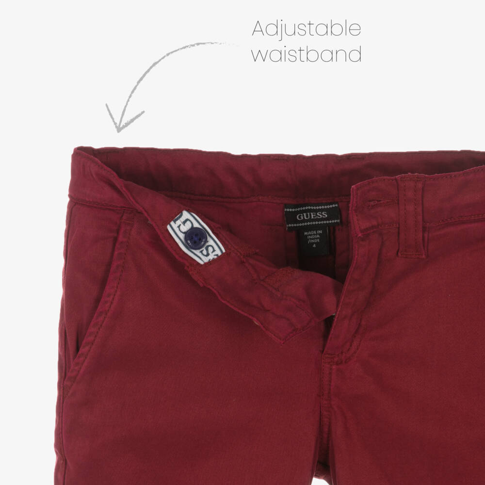 Guess-بنطلون تشينو بشعار مطرز لون أحمر برغندي للأولاد | Childrensalon