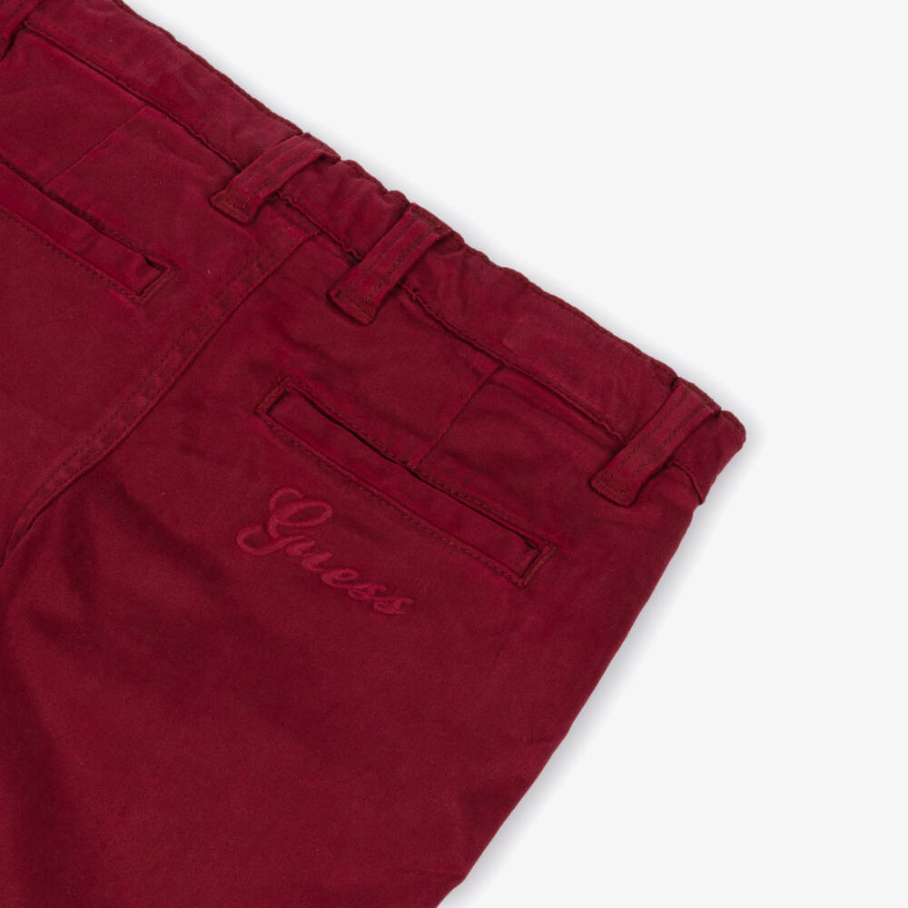 Guess-بنطلون تشينو بشعار مطرز لون أحمر برغندي للأولاد | Childrensalon