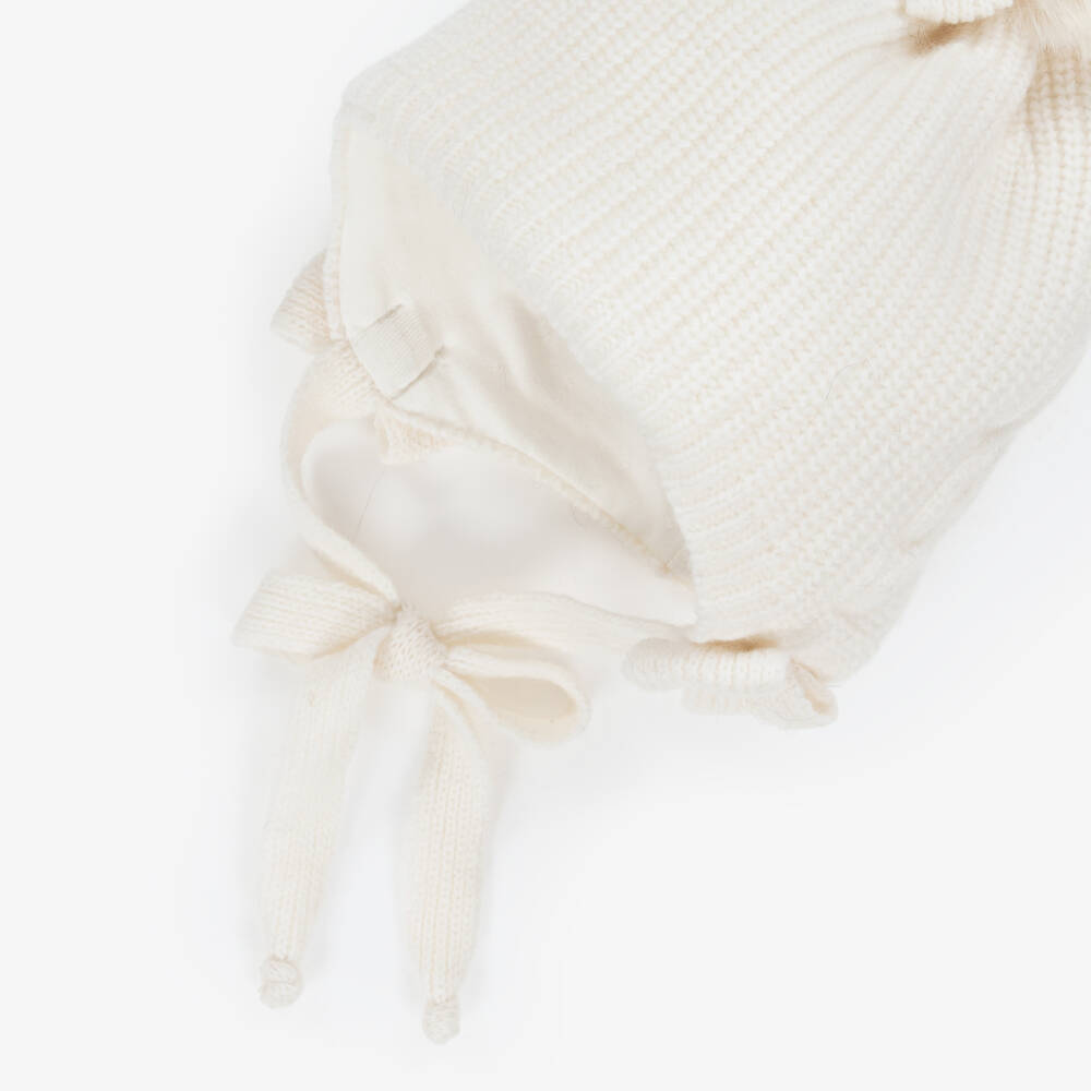 Jamiks-قبعة بوم بوم محبوكة ومزينة بفيونكة لون عاجي للبنات | Childrensalon