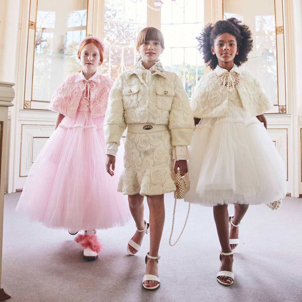 Junona-Накидка кремовая твидовая с аппликациями роз для девочек | Childrensalon