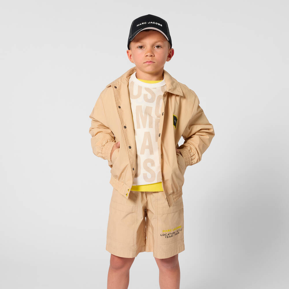 MARC JACOBS-تيشيرت بيكيه بشعار مونوغرام لون عاجي وبيج للأولاد | Childrensalon