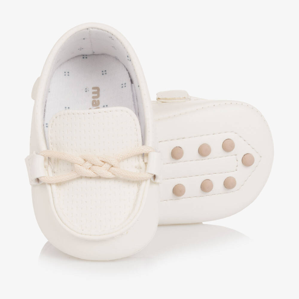 Mayoral Newborn- موكاسين جلد صناعي لون أبيض للأولاد الرضع | Childrensalon