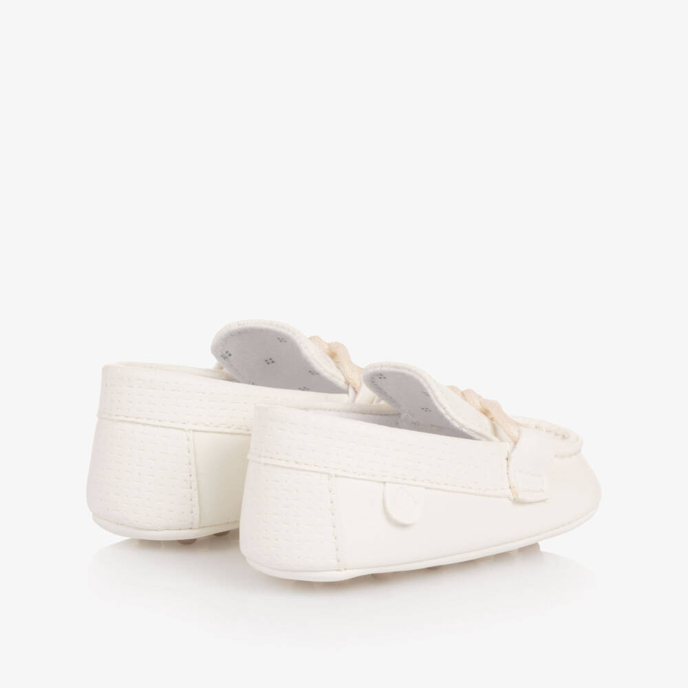 Mayoral Newborn- موكاسين جلد صناعي لون أبيض للأولاد الرضع | Childrensalon