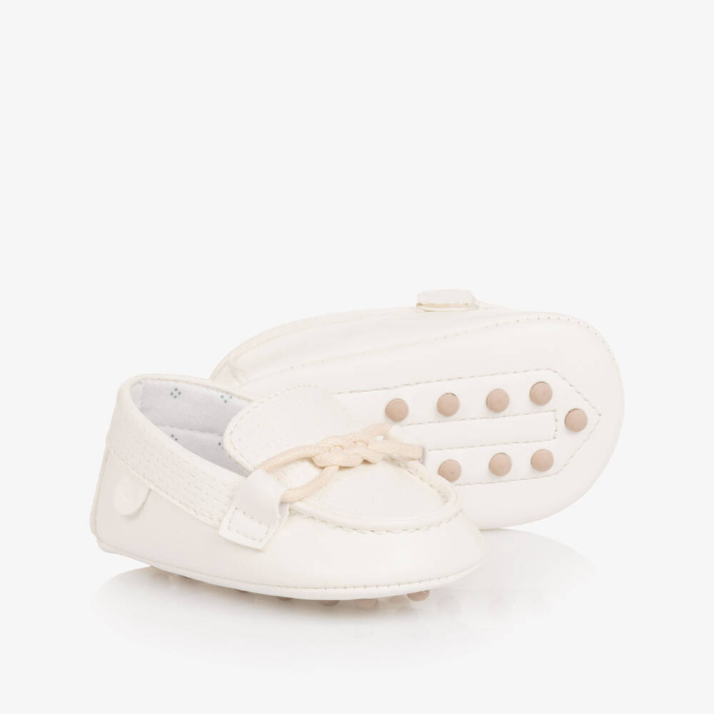 Mayoral Newborn- موكاسين جلد صناعي لون أبيض للأولاد الرضع | Childrensalon