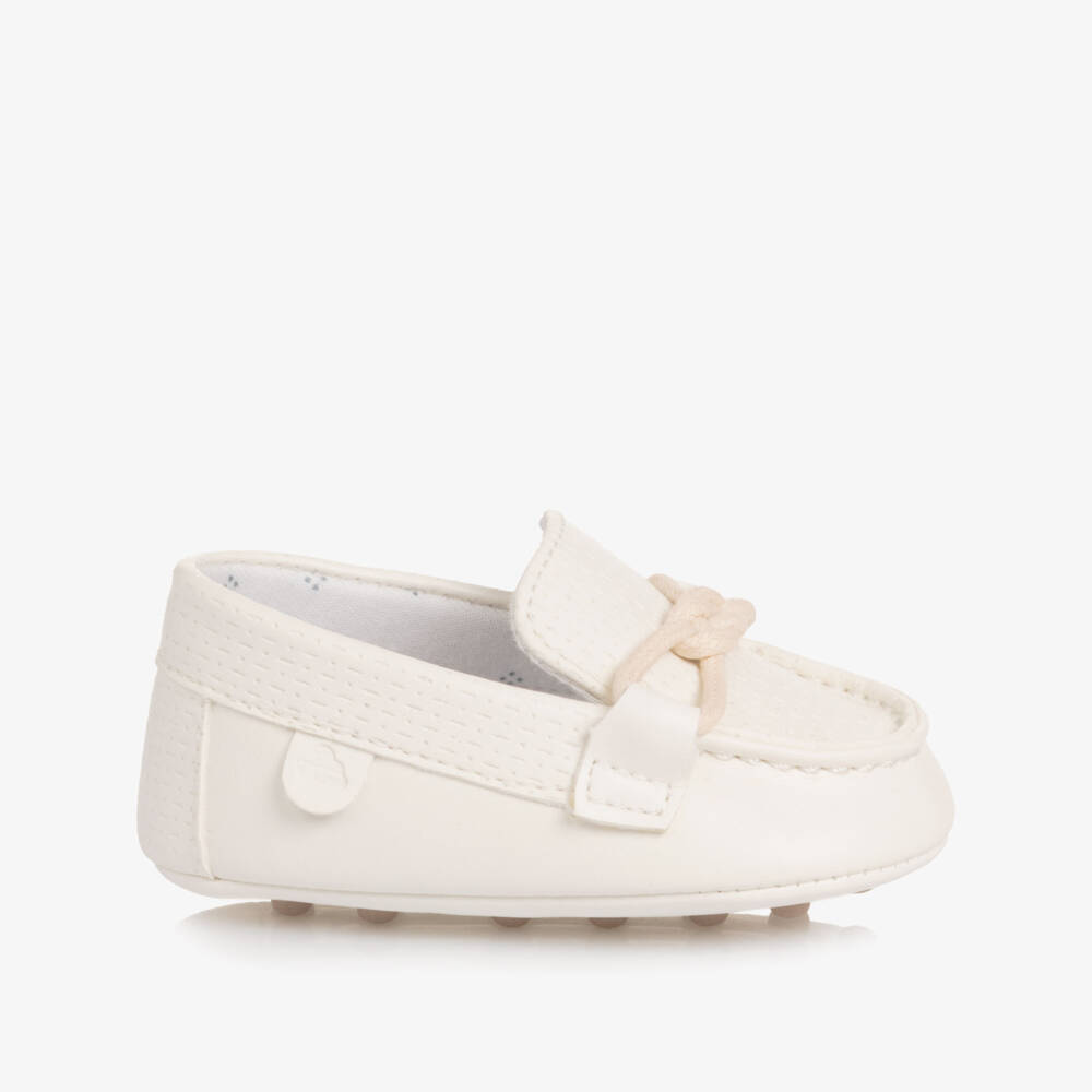 Mayoral Newborn- موكاسين جلد صناعي لون أبيض للأولاد الرضع | Childrensalon