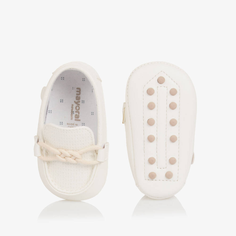 Mayoral Newborn- موكاسين جلد صناعي لون أبيض للأولاد الرضع | Childrensalon