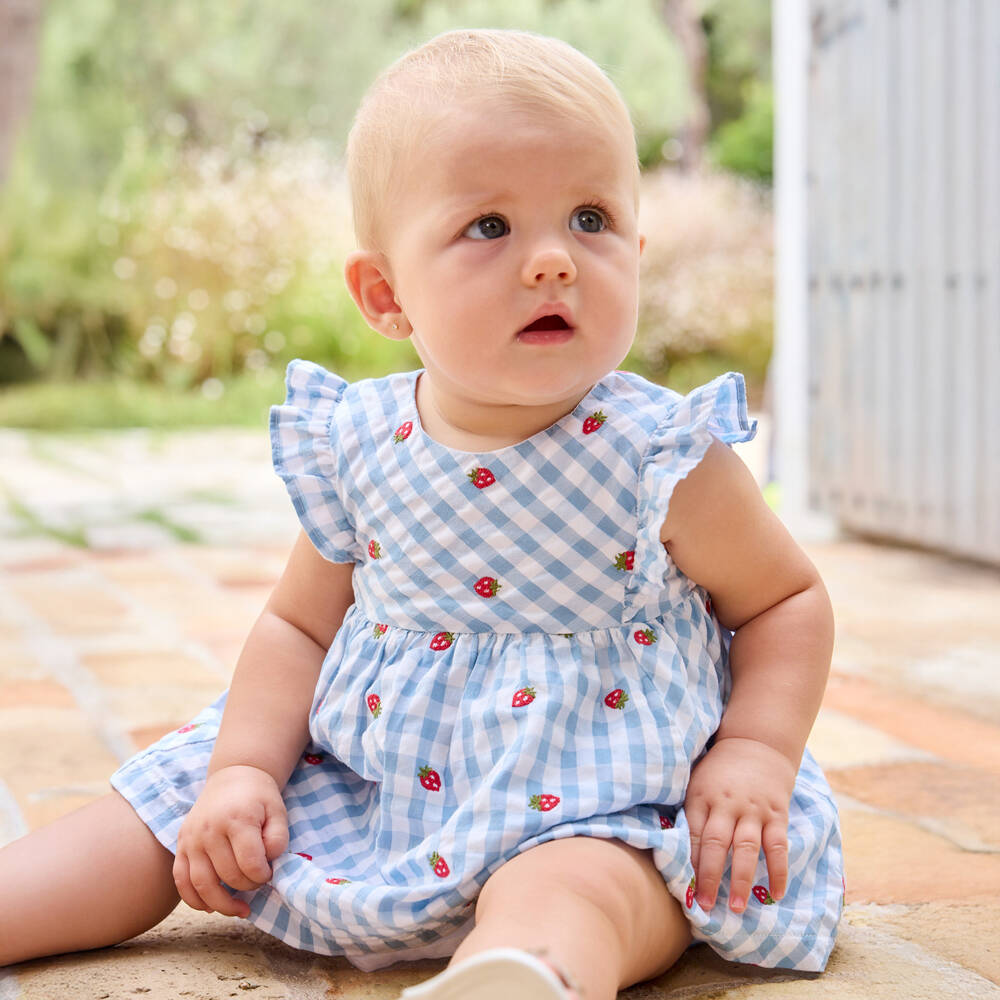 Mayoral Для новорожденных-Платье голубое в клетку с вышитыми клубничками для малышек | Childrensalon