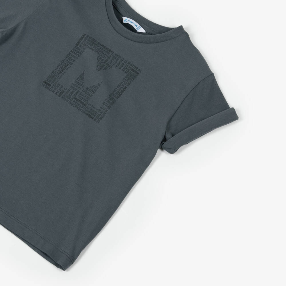 Mayoral-Футболка серая из хлопкового трикотажа с тональным логотипом для мальчиков | Childrensalon