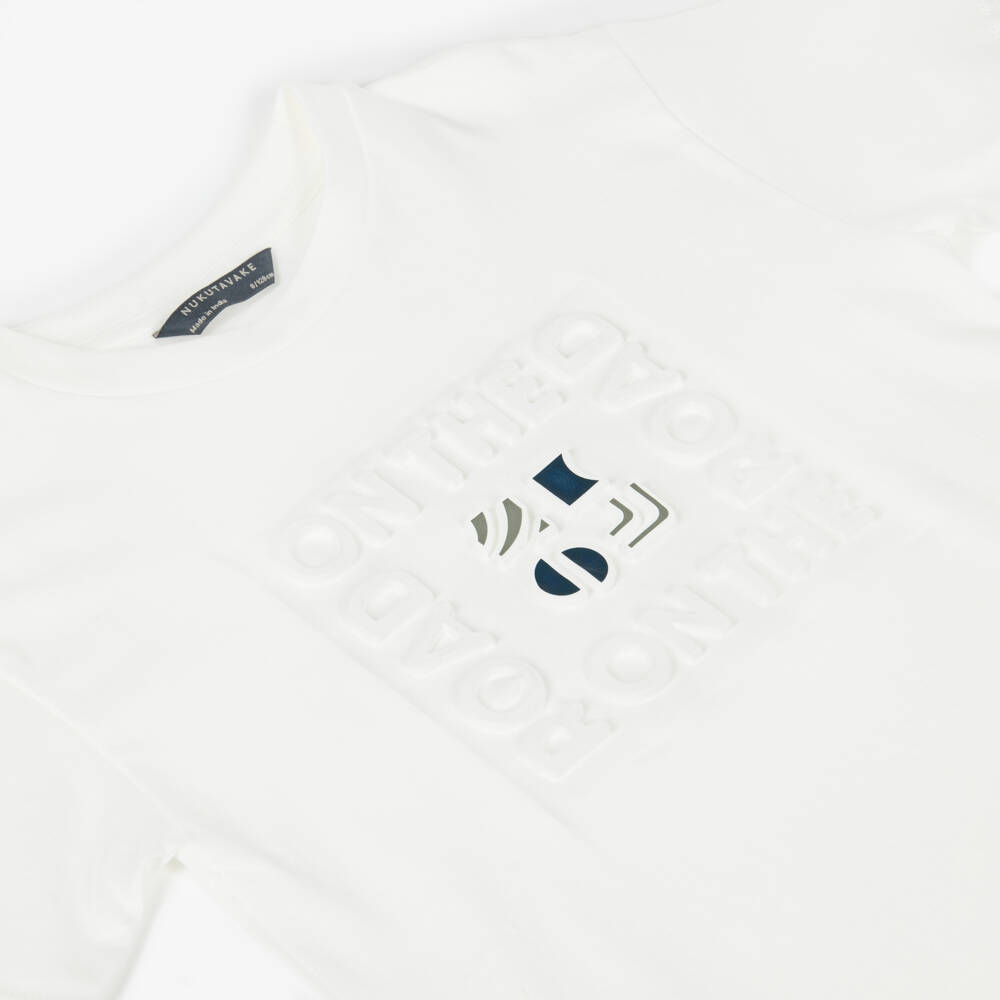 Mayoral Нукутаваке-Футболка кремовая из хлопка с объемным слоганом для мальчиков | Childrensalon