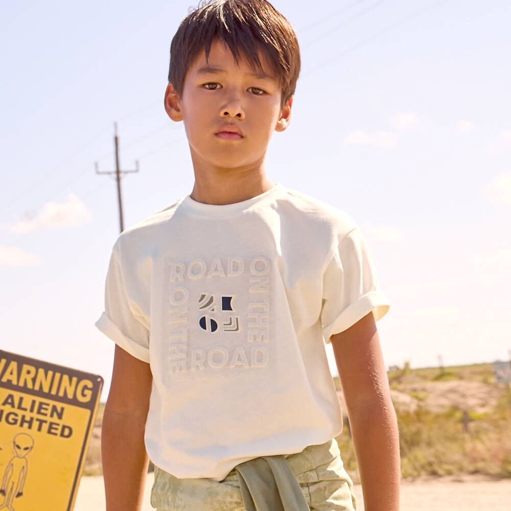 Mayoral Нукутаваке-Футболка кремовая из хлопка с объемным слоганом для мальчиков | Childrensalon