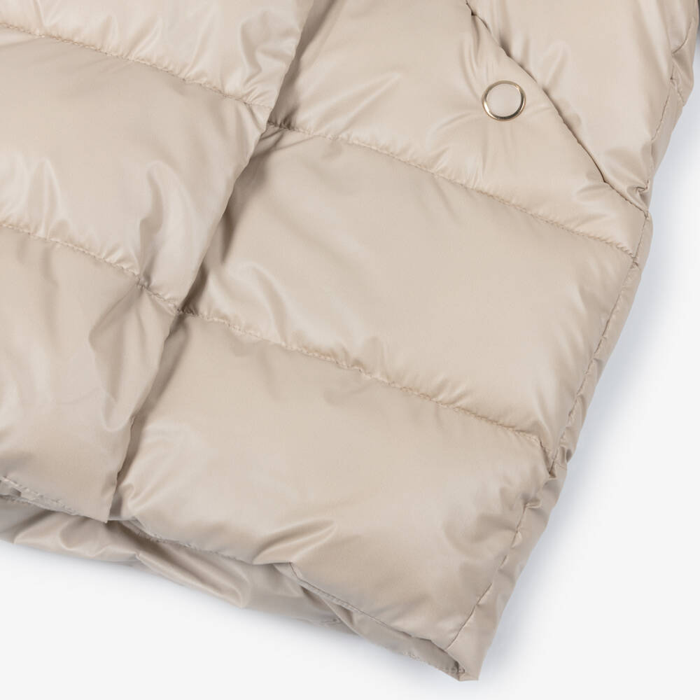 Mayoral-Бежевое пуховое пальто с капюшоном и отделкой из искусственного меха для девочек | Childrensalon