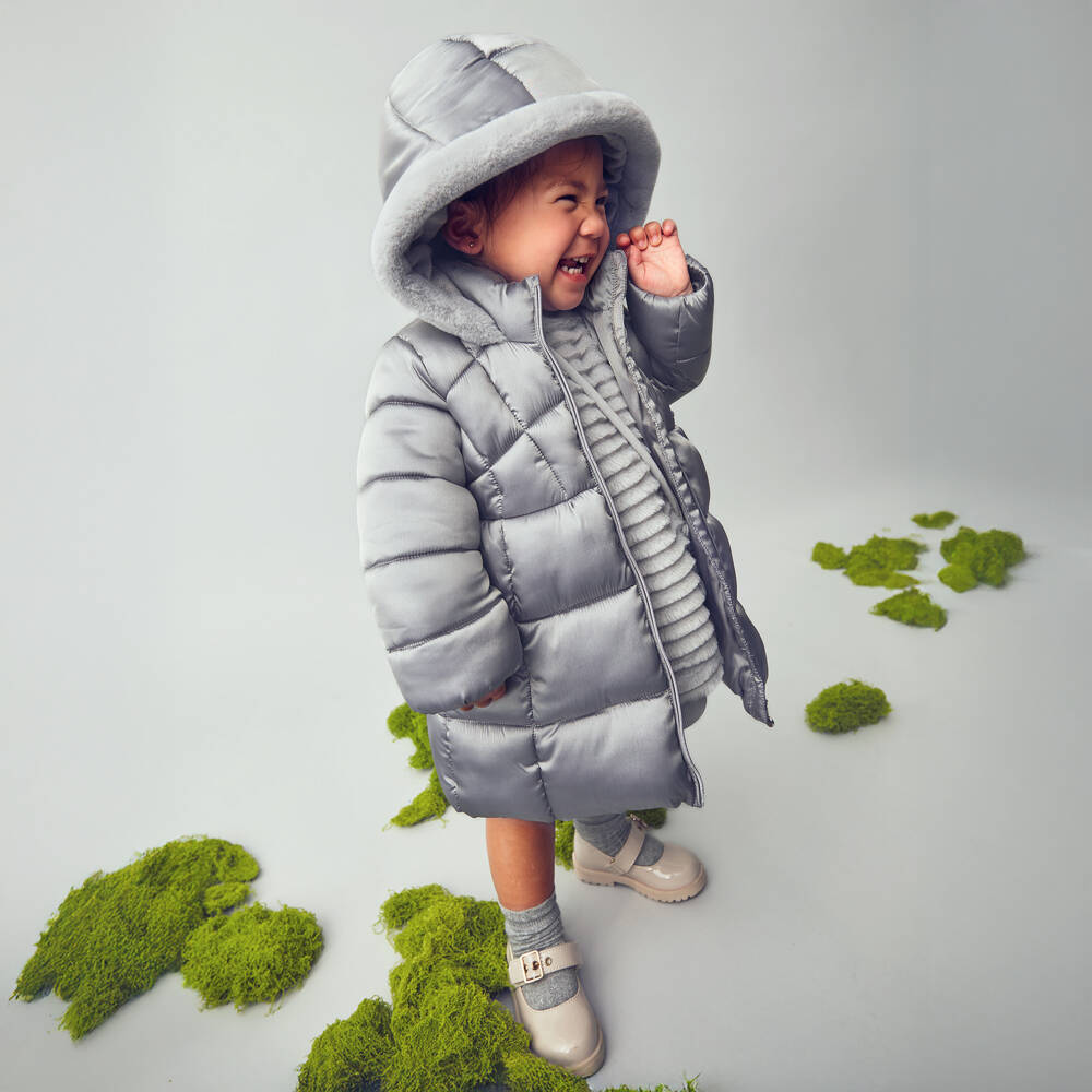 Mayoral-Пуховик серебристо-серый с капюшоном с искусственным мехом для девочек | Childrensalon