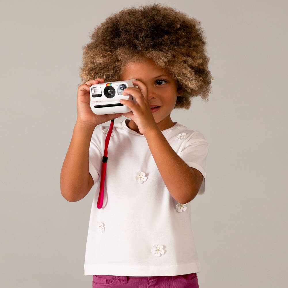 Mayoral-Футболка белая из хлопкового трикотажа с аппликацией цветов для девочек | Childrensalon