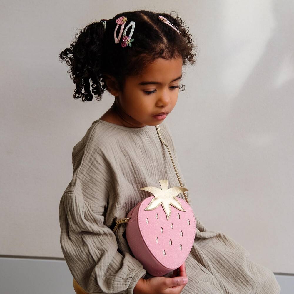 Mimi & Lula-حقيبة على شكل فراولة لون زهري لامع للبنات (14 سم) | Childrensalon