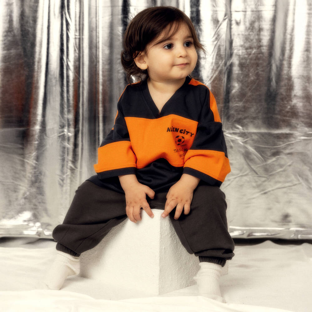 Mini Rodini-تيشيرت بطبعة كرة قدم لون رمادي وبرتقالي للأولاد | Childrensalon