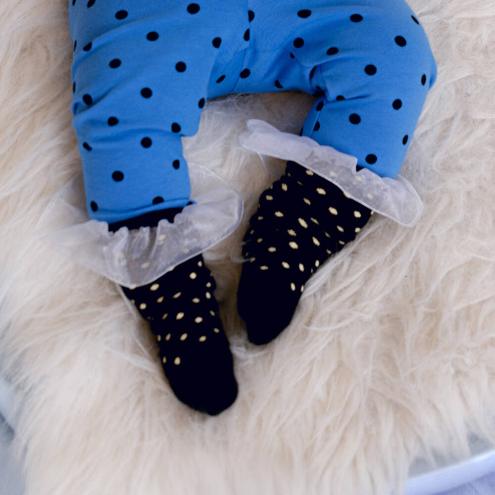 Mini Rodini-جوارب بنقاط بولكا لون أسود وعاجي مزينة بكشكش للبنات  | Childrensalon