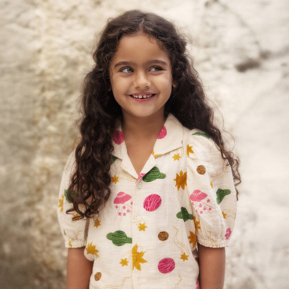 Mini Rodini-Блузка кремовая из органического хлопка муслин с космическим принтом для девочек | Childrensalon