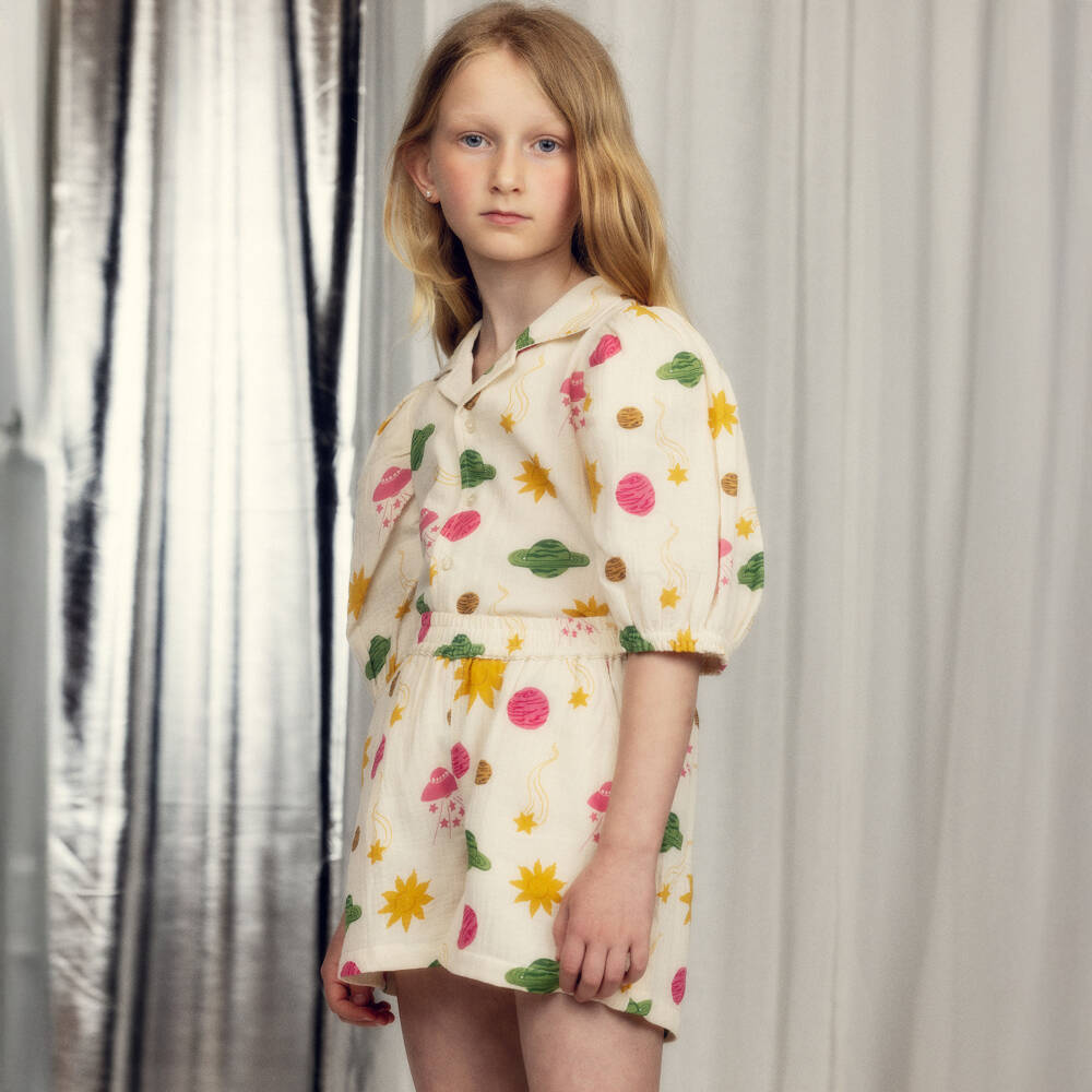 Mini Rodini-Шорты кремовые из органического хлопка с космическим принтом для девочек | Childrensalon